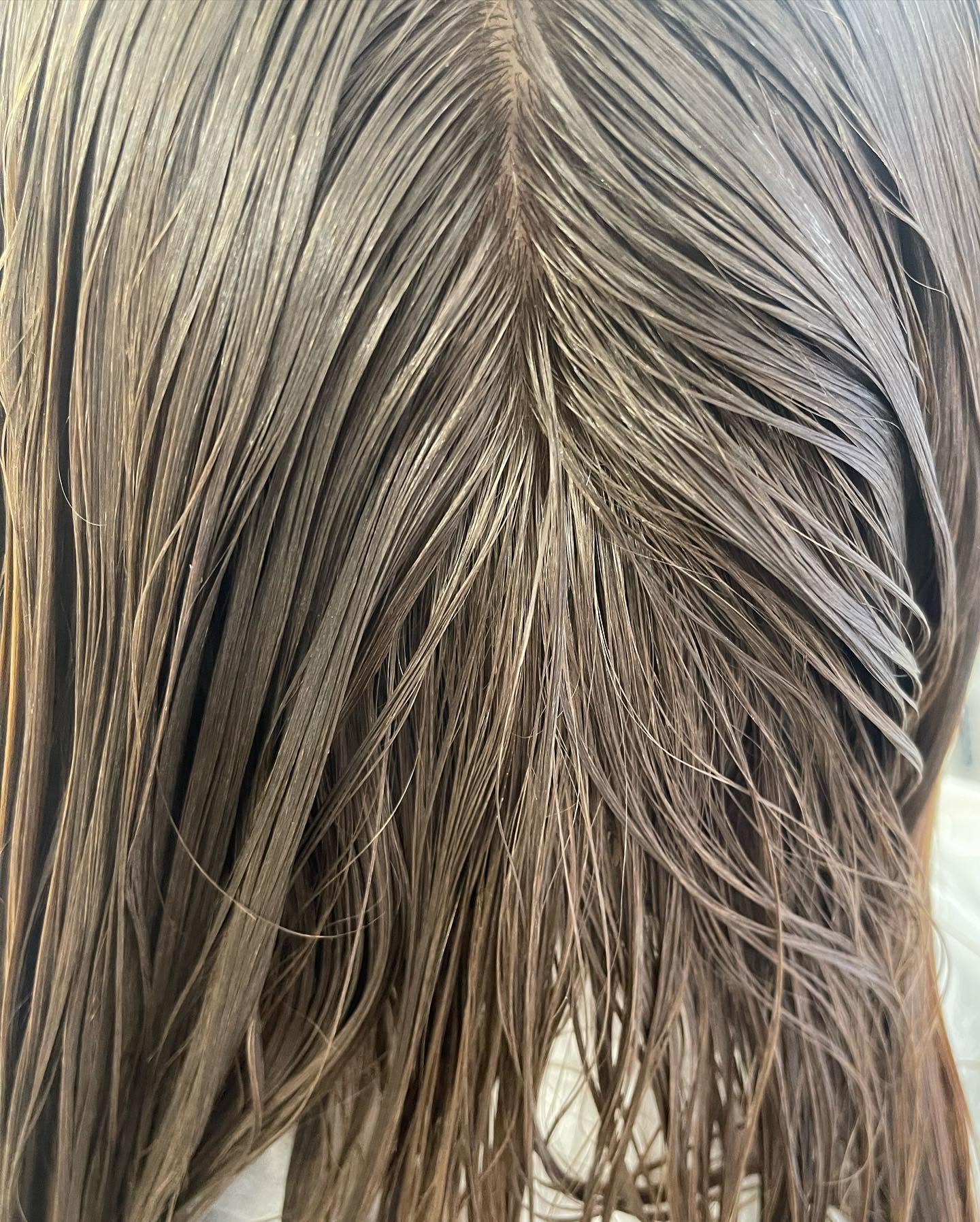 Cheveux traités mèche par mèche